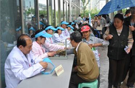 南京华肤皮肤病研究所医院义诊现场
